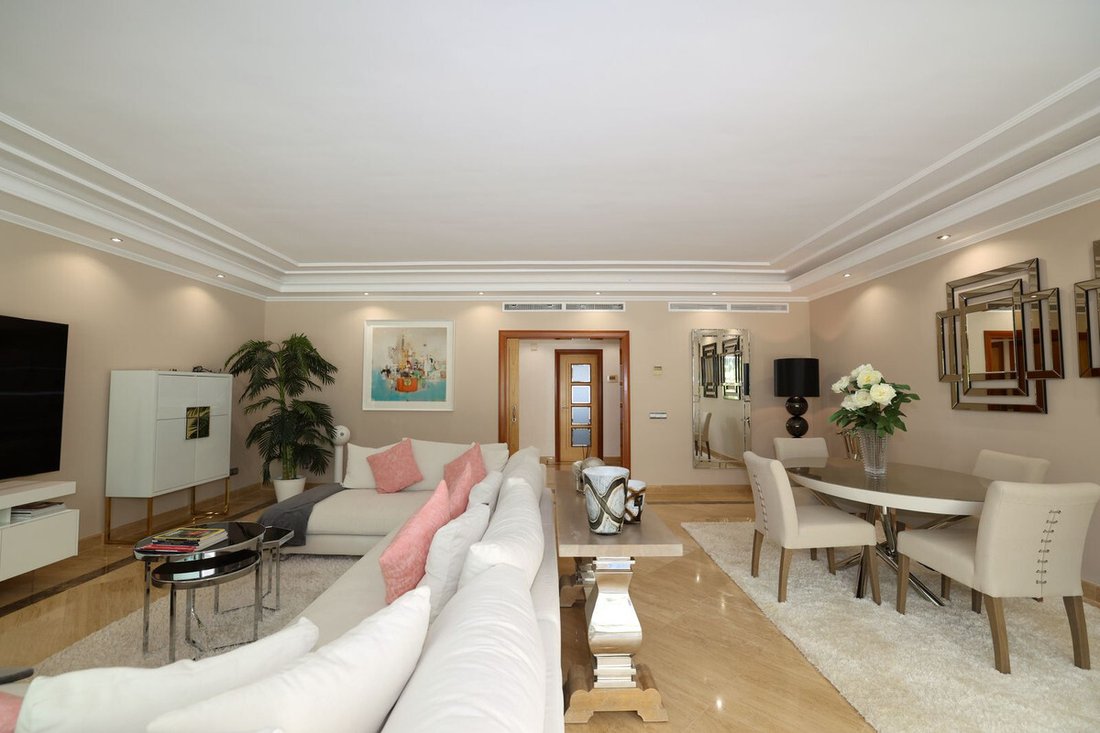 Apartment in Puerto Banus, Marbella, Spain 1 - 18083002