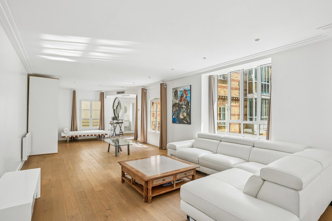 Apartment in Triangle d'Or, Paris 8e Arrondissement, Paris 1 - 18081334