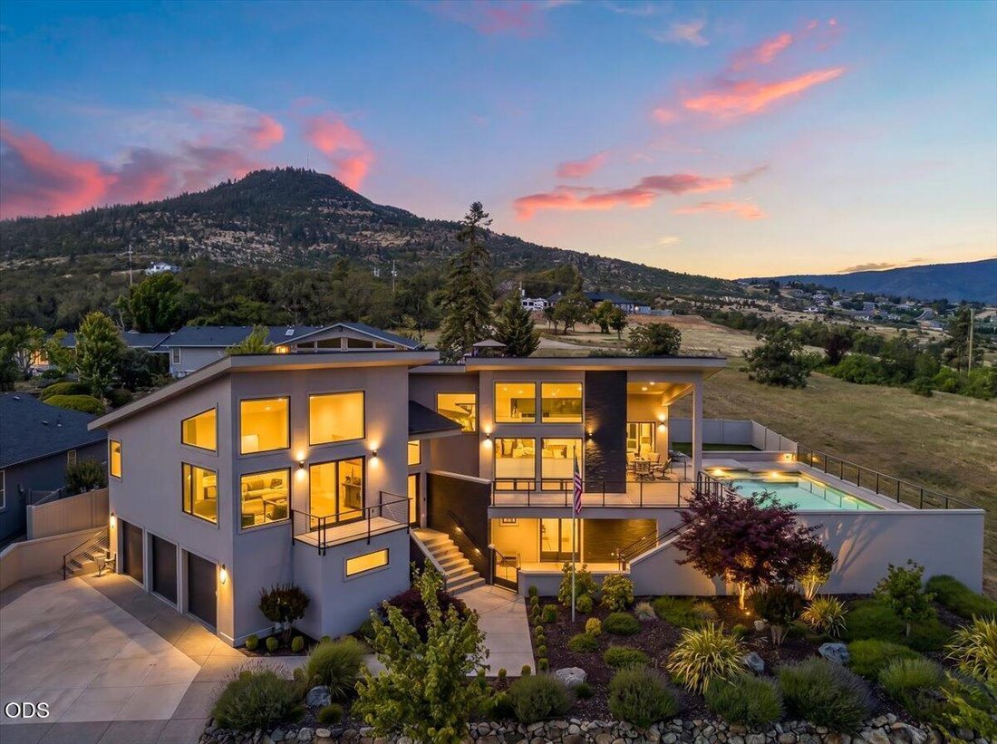 House in Medford, Oregon, United States 1 - 18088402