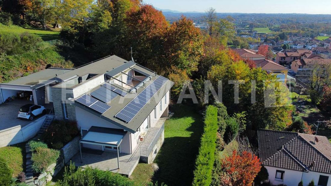 Villa in Oltrona di San Mamette, Lombardy, Italy 1 - 18085521