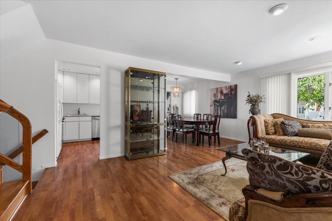 House in Bethpage, New York, United States 4 - 18080888