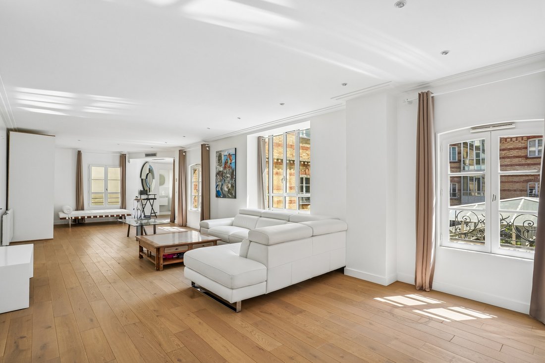 Apartment in Triangle d'Or, Paris 8e Arrondissement, Paris 2 - 18081334