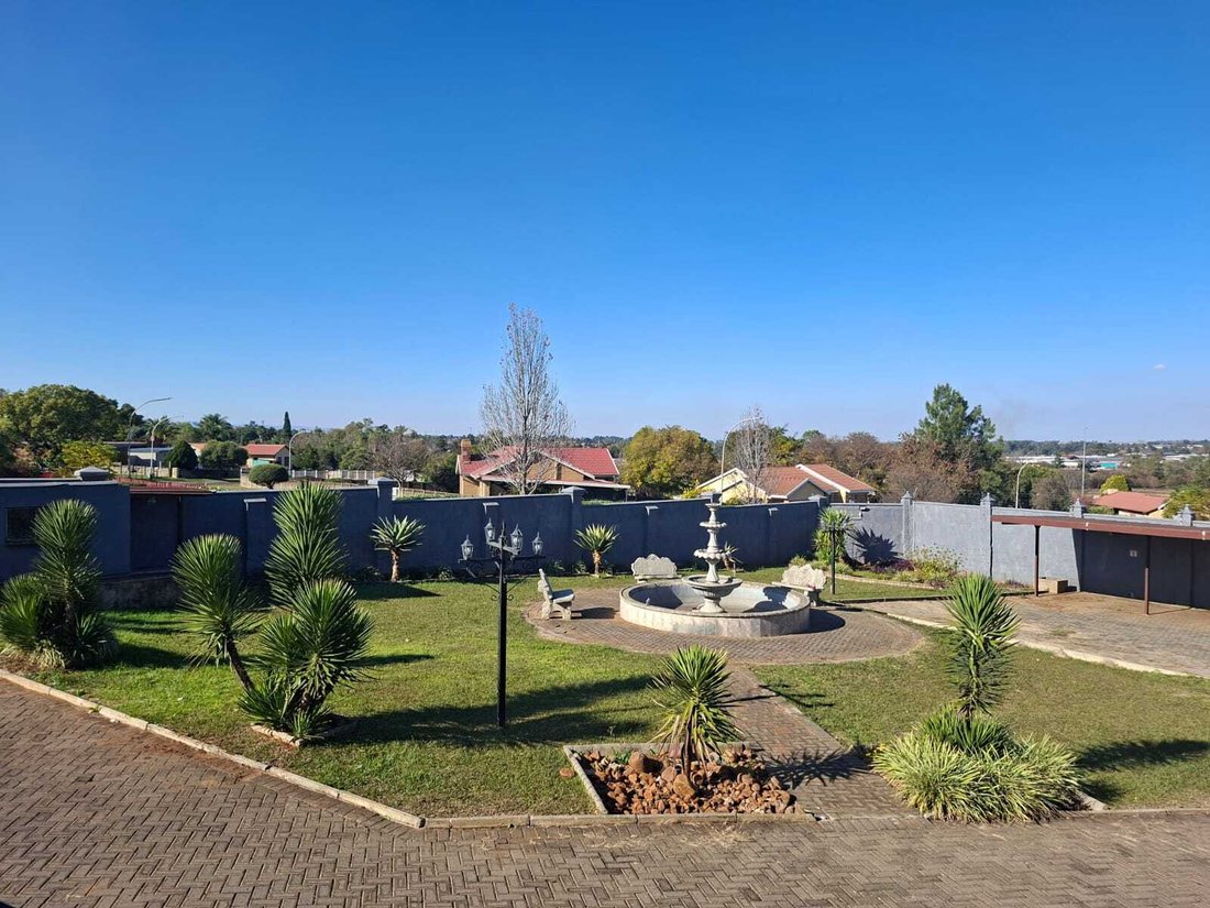 Townhouse in Amiel Park, Pioneer Park, KwaZulu-Natal 3 - 18083615