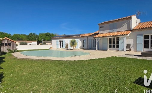 House in Etaules, Nouvelle-Aquitaine, France 1