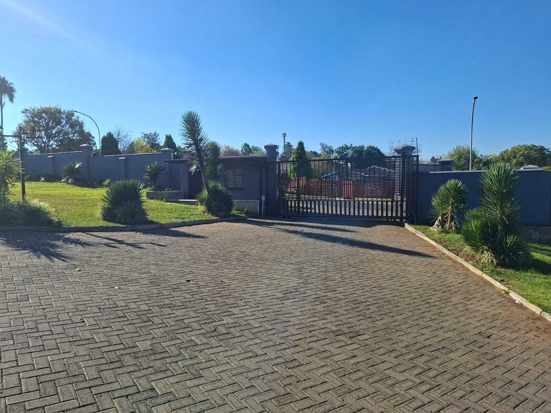 Townhouse in Amiel Park, Pioneer Park, KwaZulu-Natal 4 - 18083615