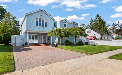 House in Bethpage, New York, United States 1
