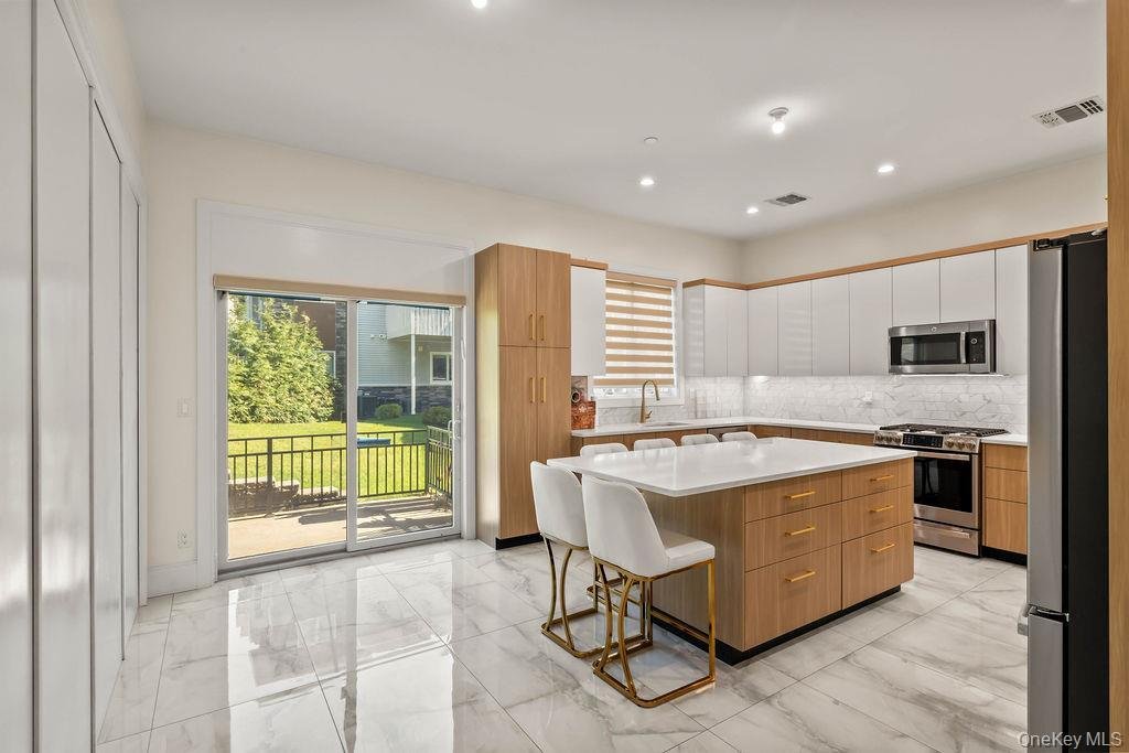 Condo in Spring Valley, New York, United States 4 - 18082476