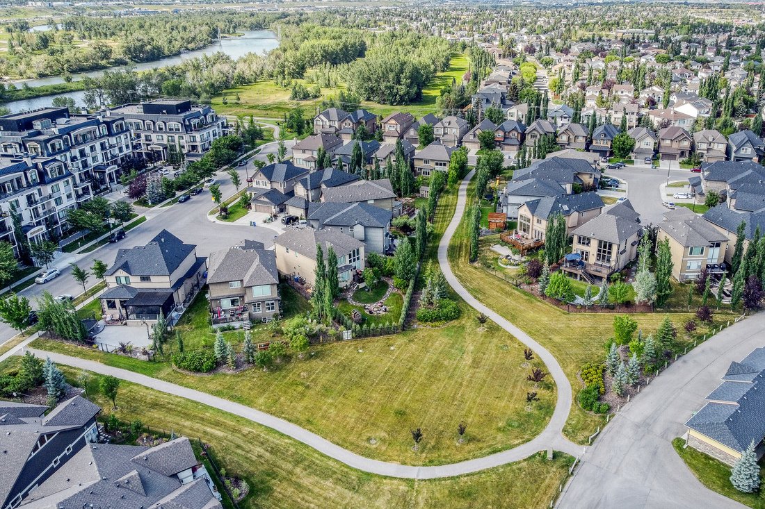 House in Calgary, Alberta, Canada 2 - 18087228