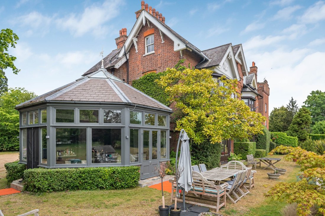 House in Little Berkhamsted, England 3 - 18081270