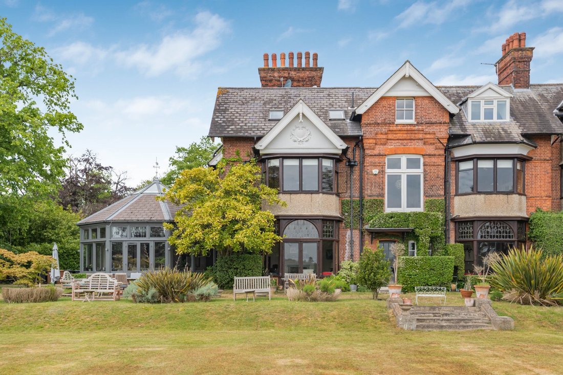 House in Little Berkhamsted, England 2 - 18081270