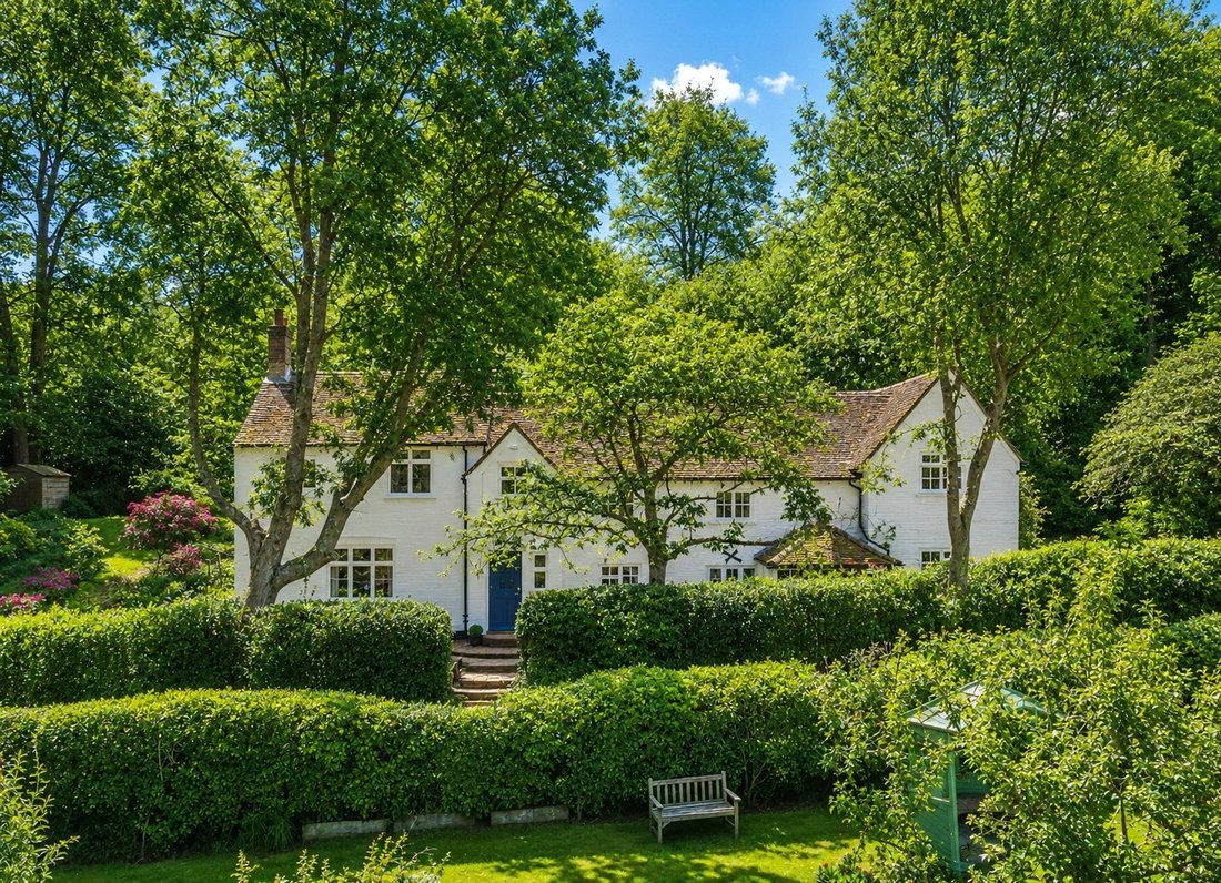 House in Lower Bourne, England 1 - 18081221