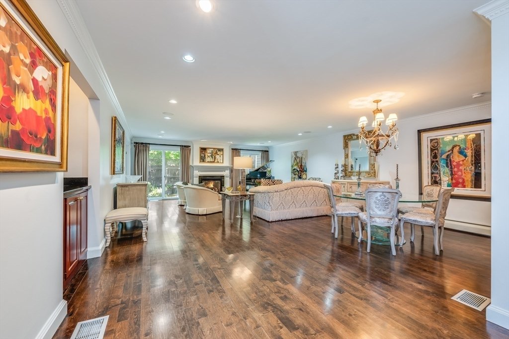 Condo in Newton, Massachusetts, United States 1 - 18086665