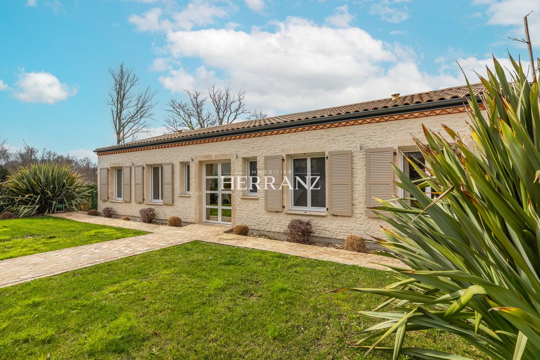 House in Saint-Sulpice-et-Cameyrac, Nouvelle-Aquitaine, France 1 - 17562892