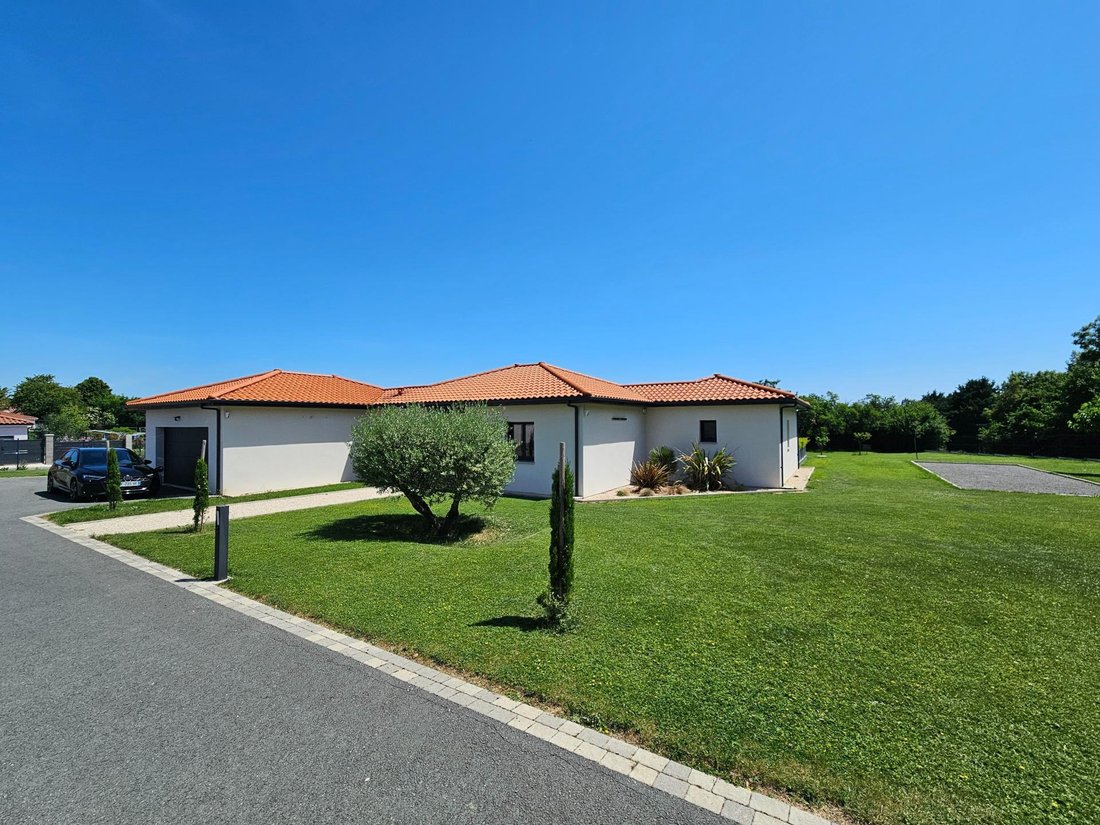 House in Montpensier, Auvergne-Rhône-Alpes, France 2 - 18084044