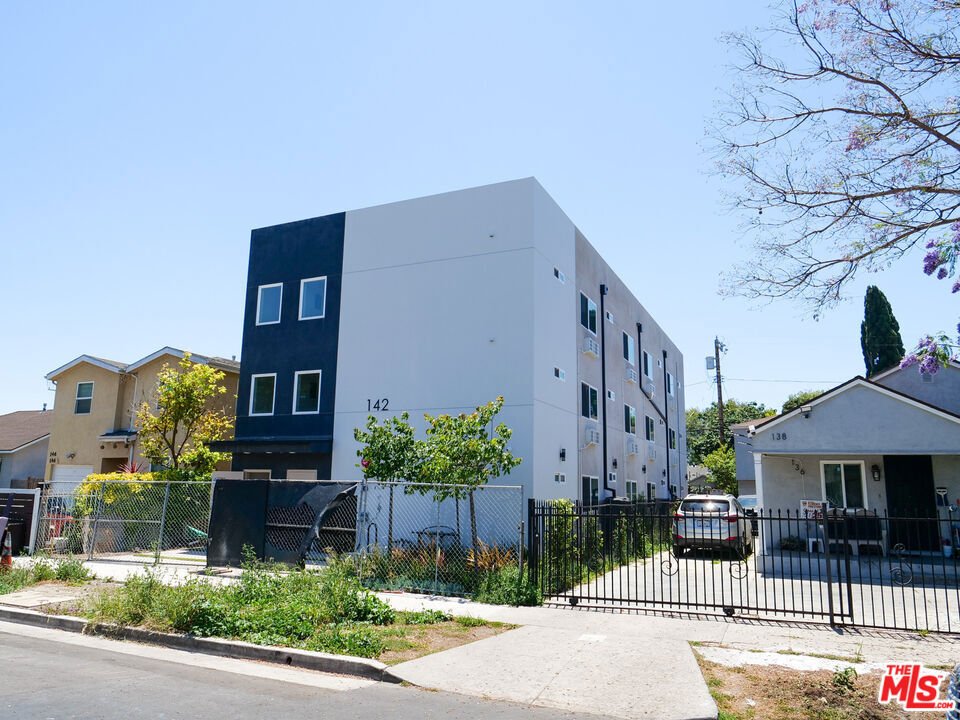 Los Angeles, California, United States 4 - 18086845