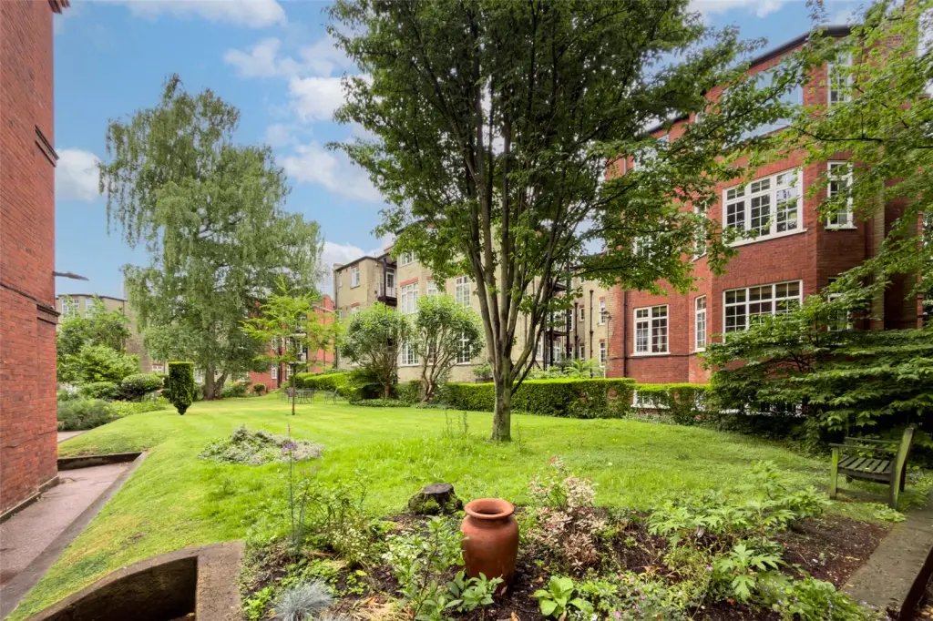Apartment in Holly Village, Haringey, England 1 - 18081451