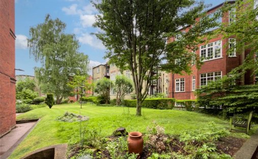 Apartment in Holly Village, Haringey, England 1