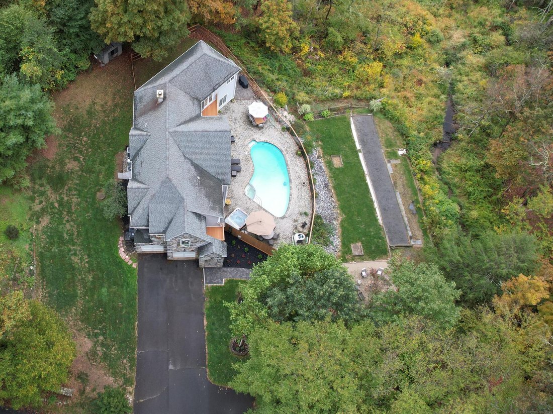 House in Watertown, Connecticut, United States 3 - 18089517