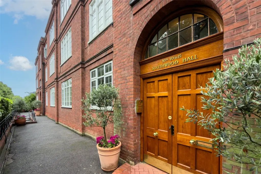 Apartment in Holly Village, Haringey, England 2 - 18081451