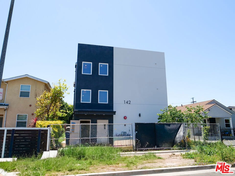 Los Angeles, California, United States 2 - 18086845