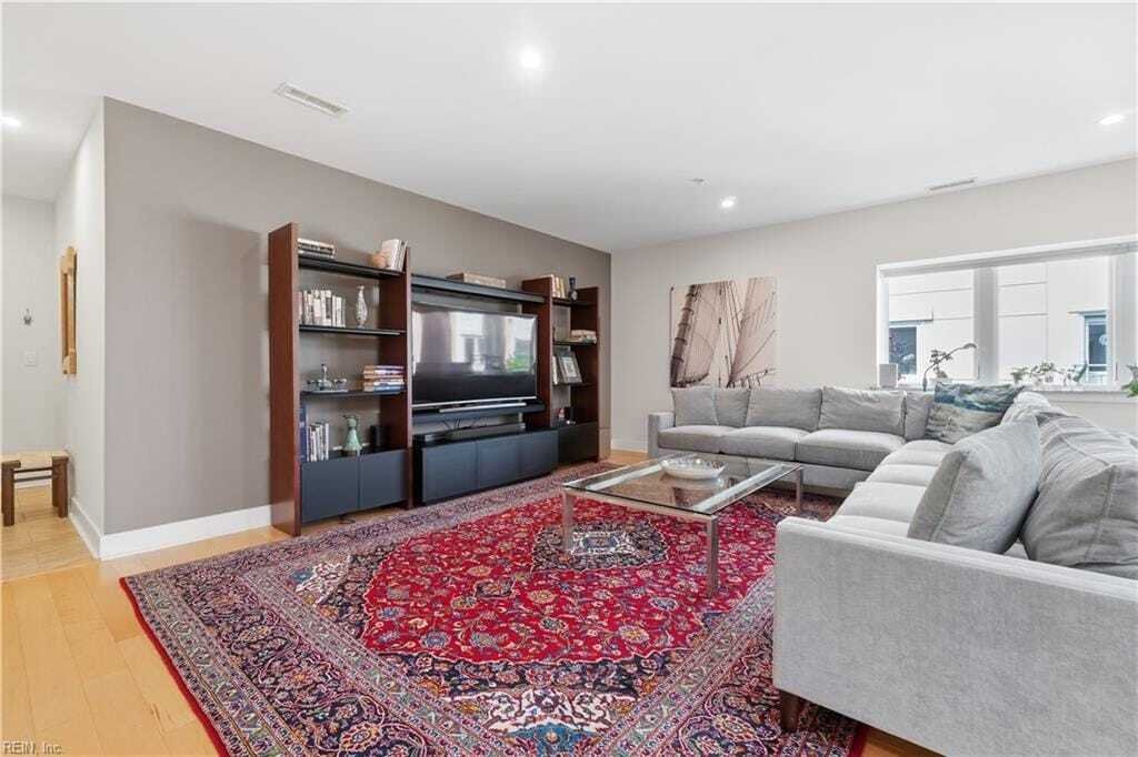 Condo in Norfolk, Virginia, United States 5 - 18082131