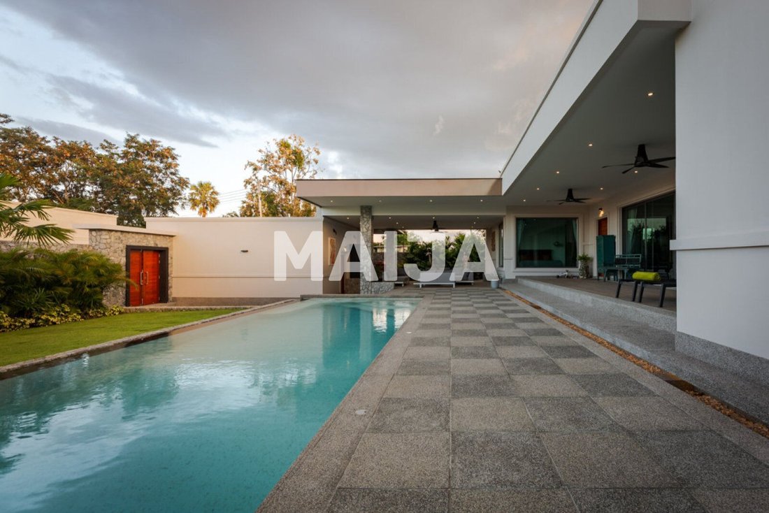 Villa in Bang Lamung Sub-district, Chon Buri, Thailand 4 - 18085049