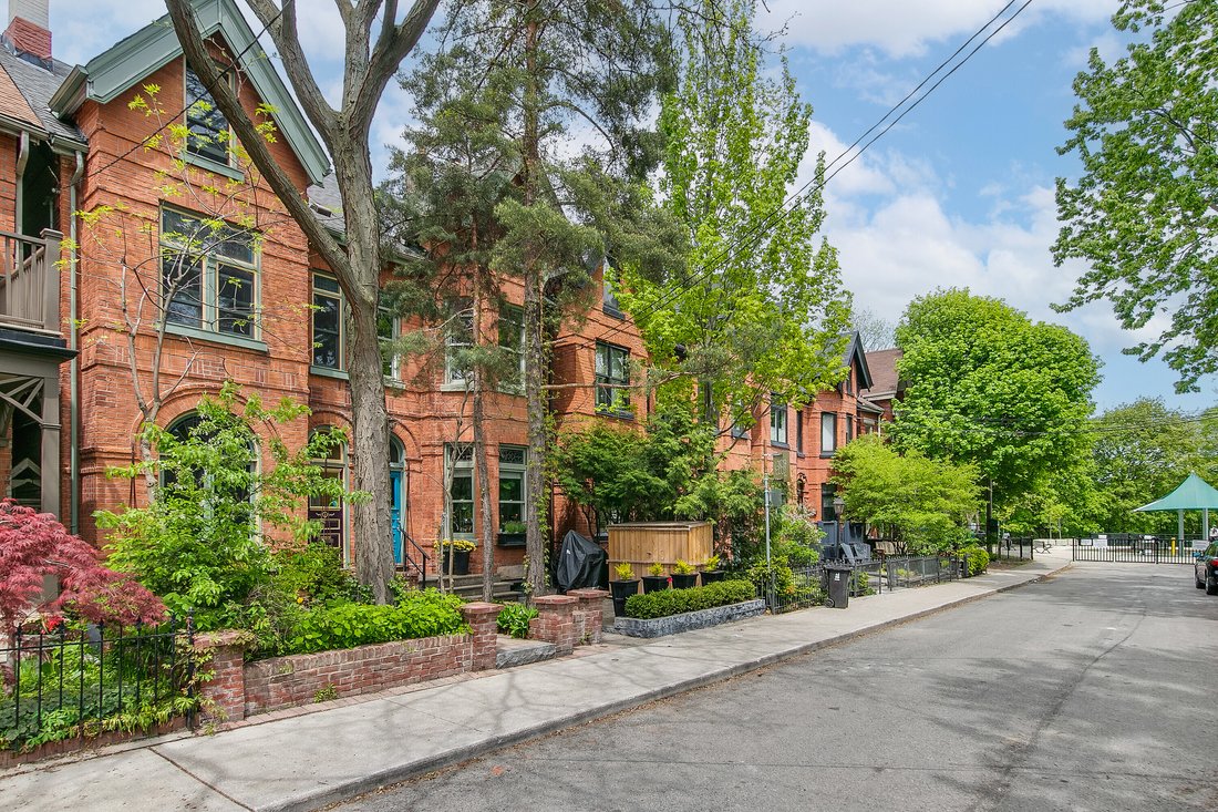 House in Toronto, Ontario, Canada 3 - 18080875
