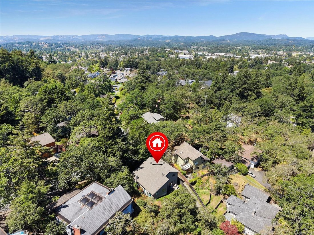 House in Saanich, British Columbia, Canada 5 - 18086703