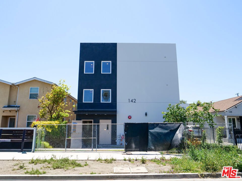 Los Angeles, California, United States 3 - 18086845