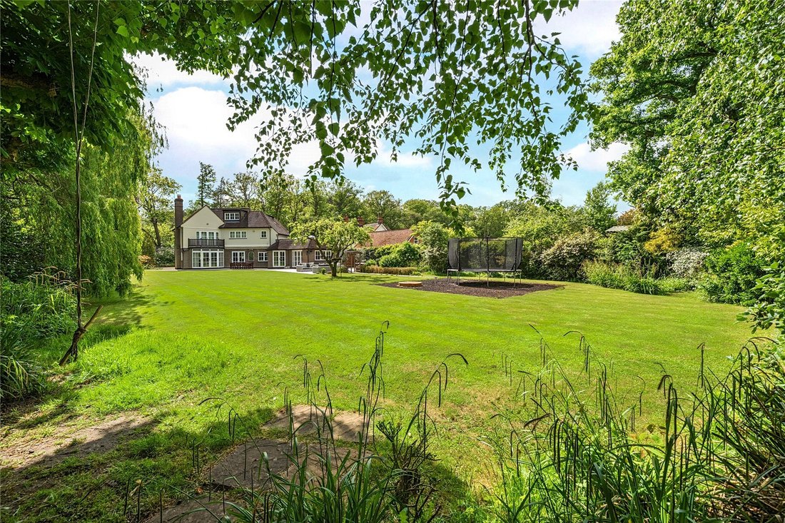 House in Chobham, England 1 - 18084792