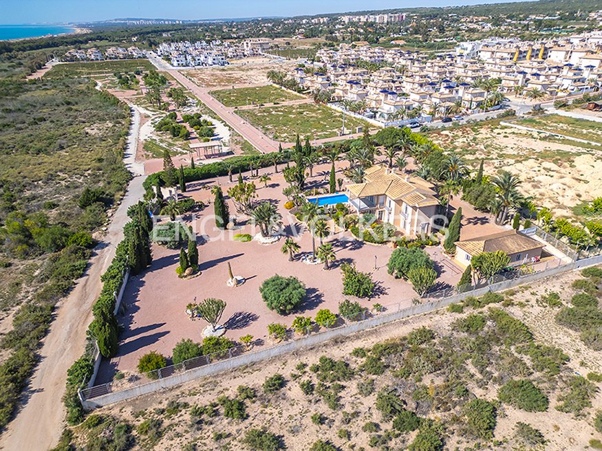 Villa in Elx / Elche, Valencian Community, Spain 3 - 18081709