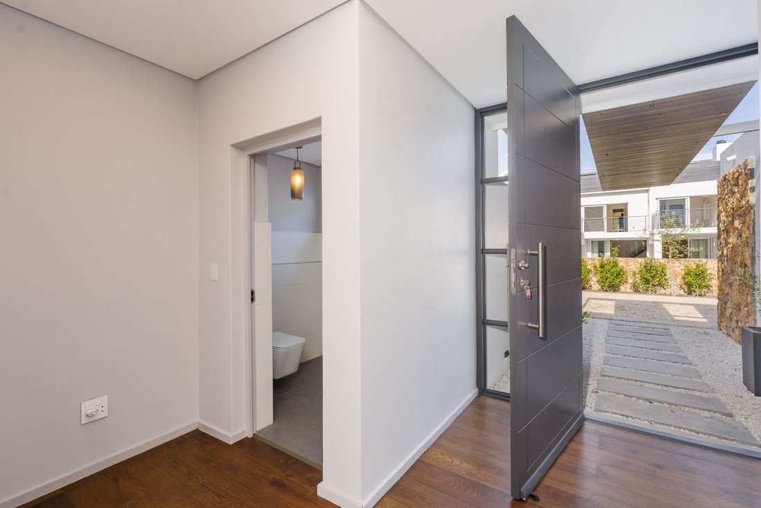 House in Erinvale Golf Estate, Cape Town, Western Cape 4 - 18085010
