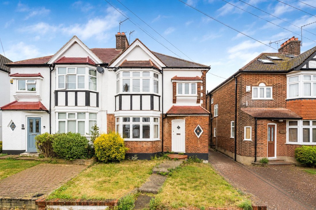 House in Barnet, England 1 - 18081273