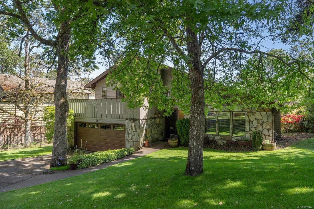 House in Saanich, British Columbia, Canada 2 - 18086703
