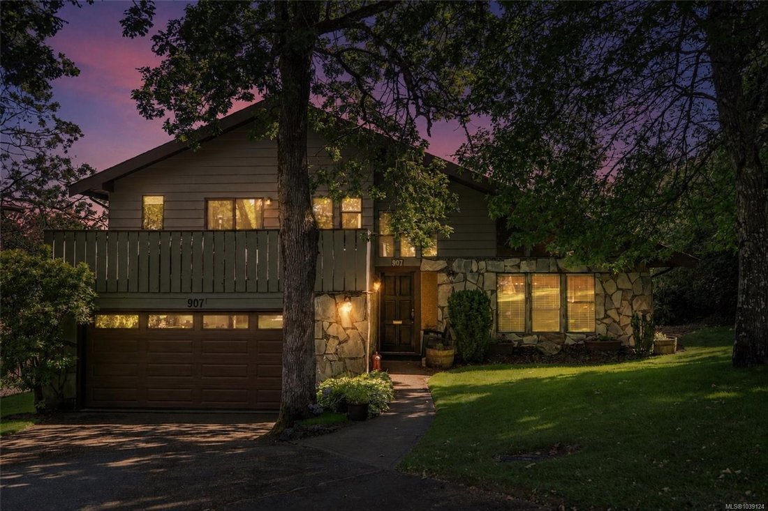 House in Saanich, British Columbia, Canada 3 - 18086703