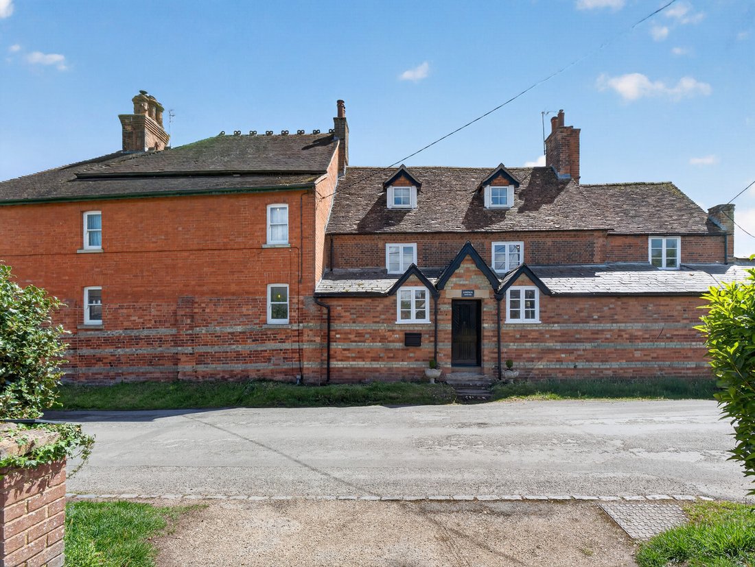 House in Adstock, England 4 - 18089013