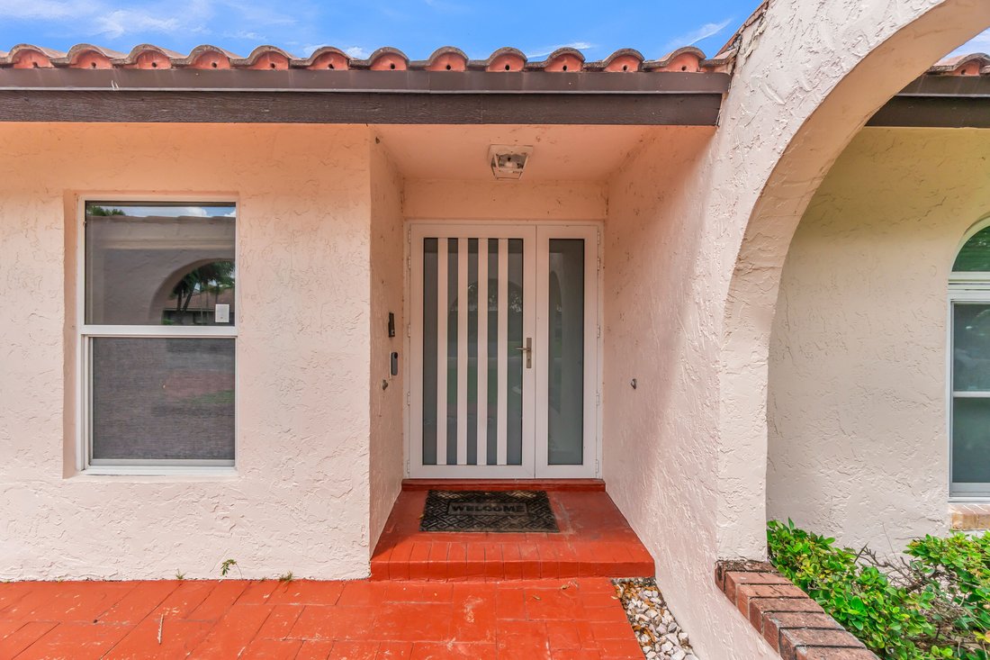 Coral Springs, Florida, United States 4 - 18090635