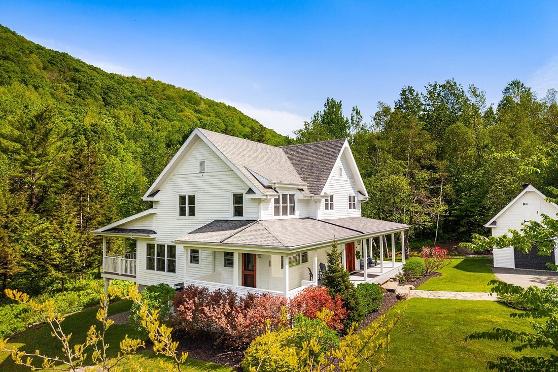 House in Bromont, Quebec, Canada 2 - 16674695
