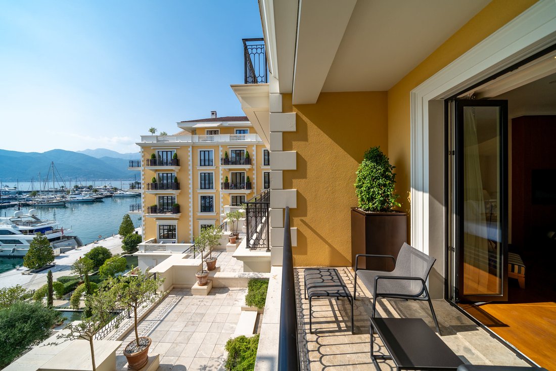 Apartment in Tivat, Tivat Municipality, Montenegro 1 - 16977172