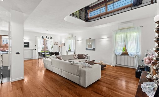 Villa in Montorfano, Lombardei, Italien 1