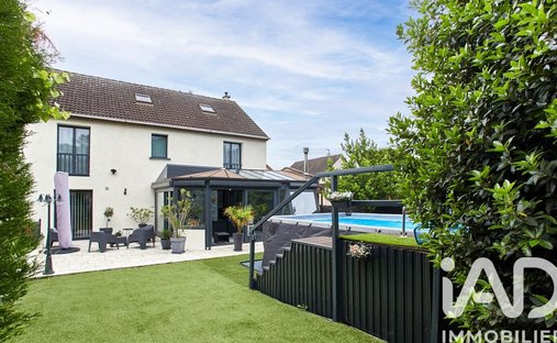 House in Village, Montigny-les-Cormeilles, France 1