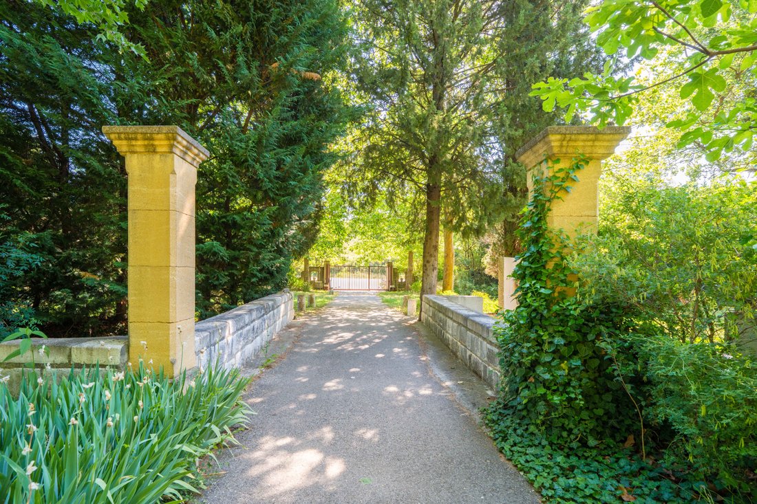 Estate in Le Tholonet, Provence-Alpes-Côte d'Azur, France 1 - 18102846