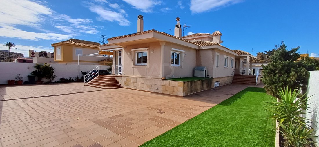Chalet in La Manga del Mar Menor, San Javier, Región de Murcia 1 - 18094310