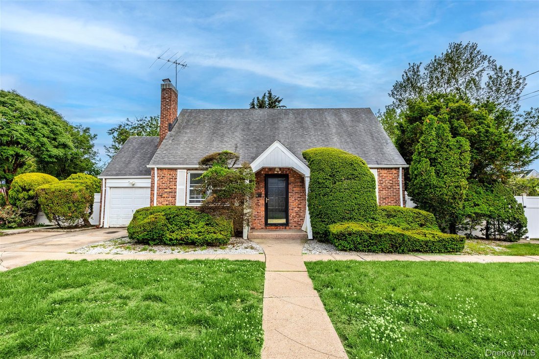 House in Uniondale, New York, United States 1 - 18056539