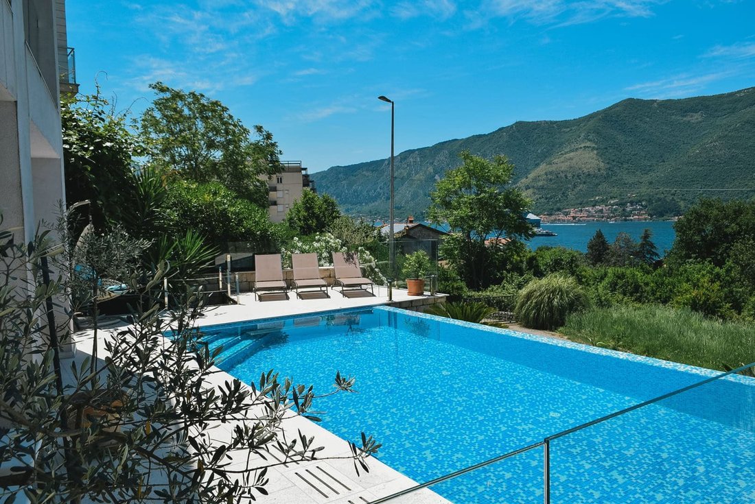 Villa in Dobrota, Kotor Municipality, Montenegro 1 - 16503730