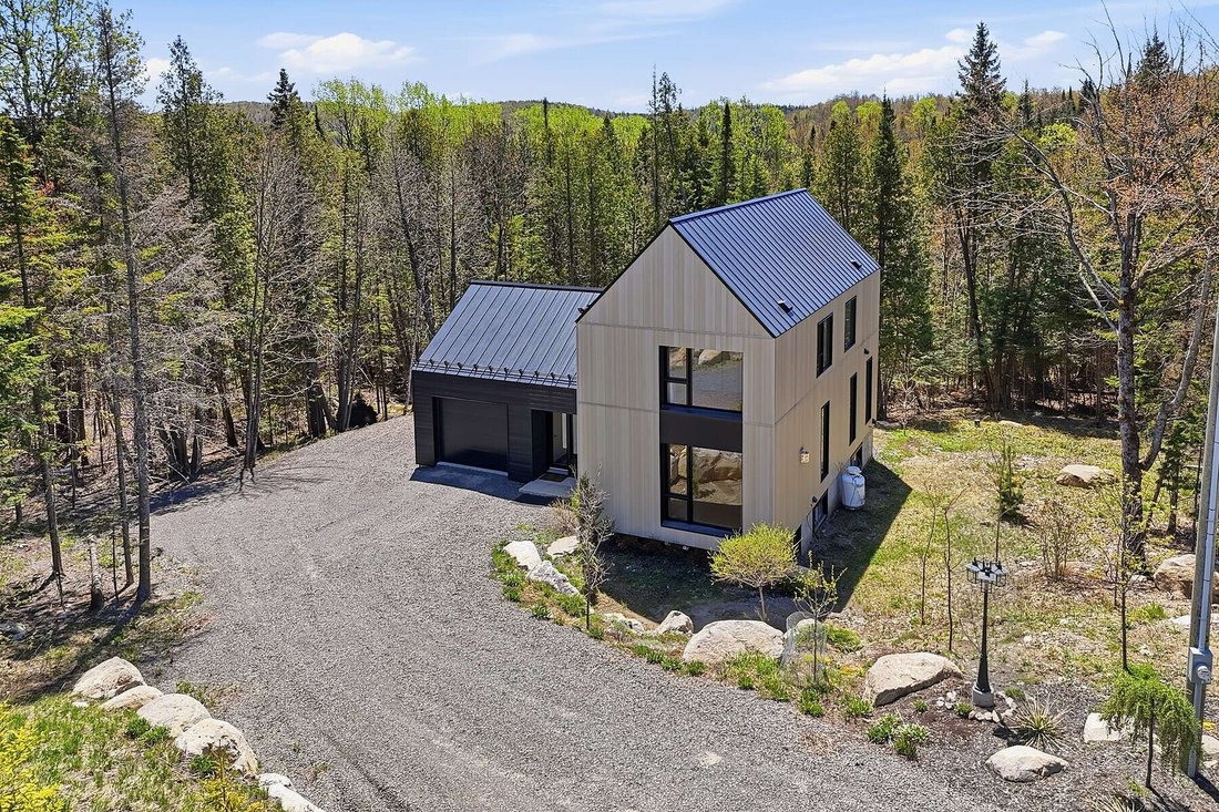 House in Sainte-Marguerite-du-Lac-Masson, Quebec, Canada 1 - 18039903