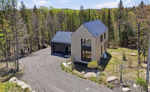 House in Sainte-Marguerite-du-Lac-Masson, Quebec, Canada 1