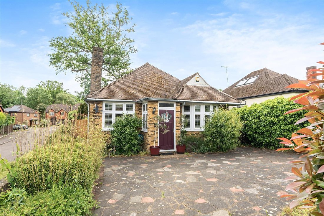 Bungalow in Pinnerwood Park, Hillingdon, England 1 - 18094821