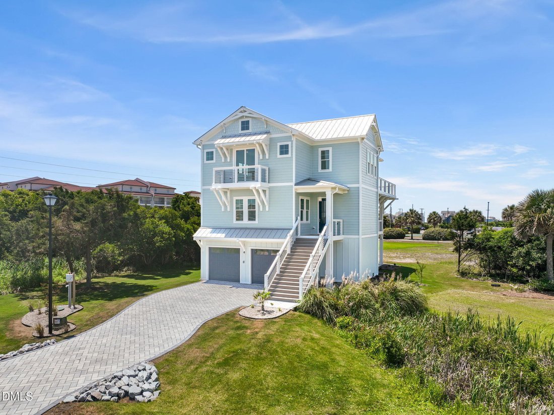 House in North Topsail Beach, North Carolina, United States 1 - 17999674