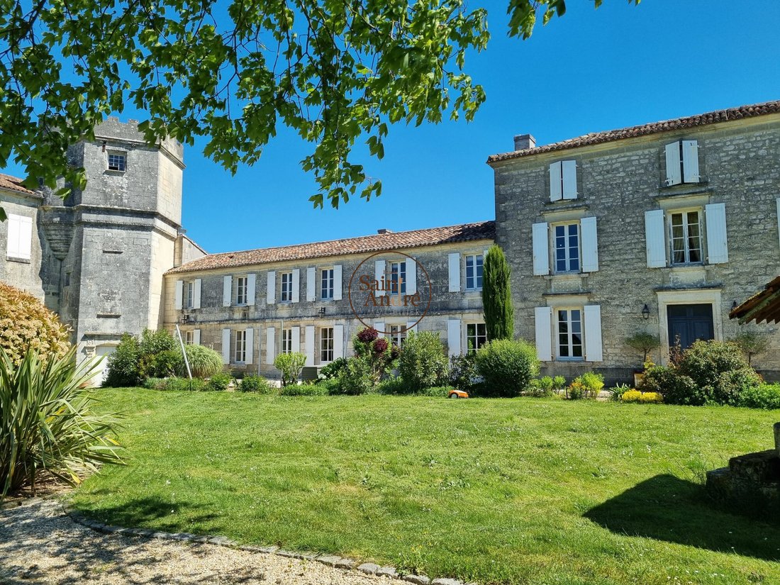 House in L'Isle-d'Espagnac, Nouvelle-Aquitaine, France 1 - 17868671